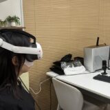 VRChatのトークイベントに出演する柏原ゆきよと、モニターに映るVRChatのワールド